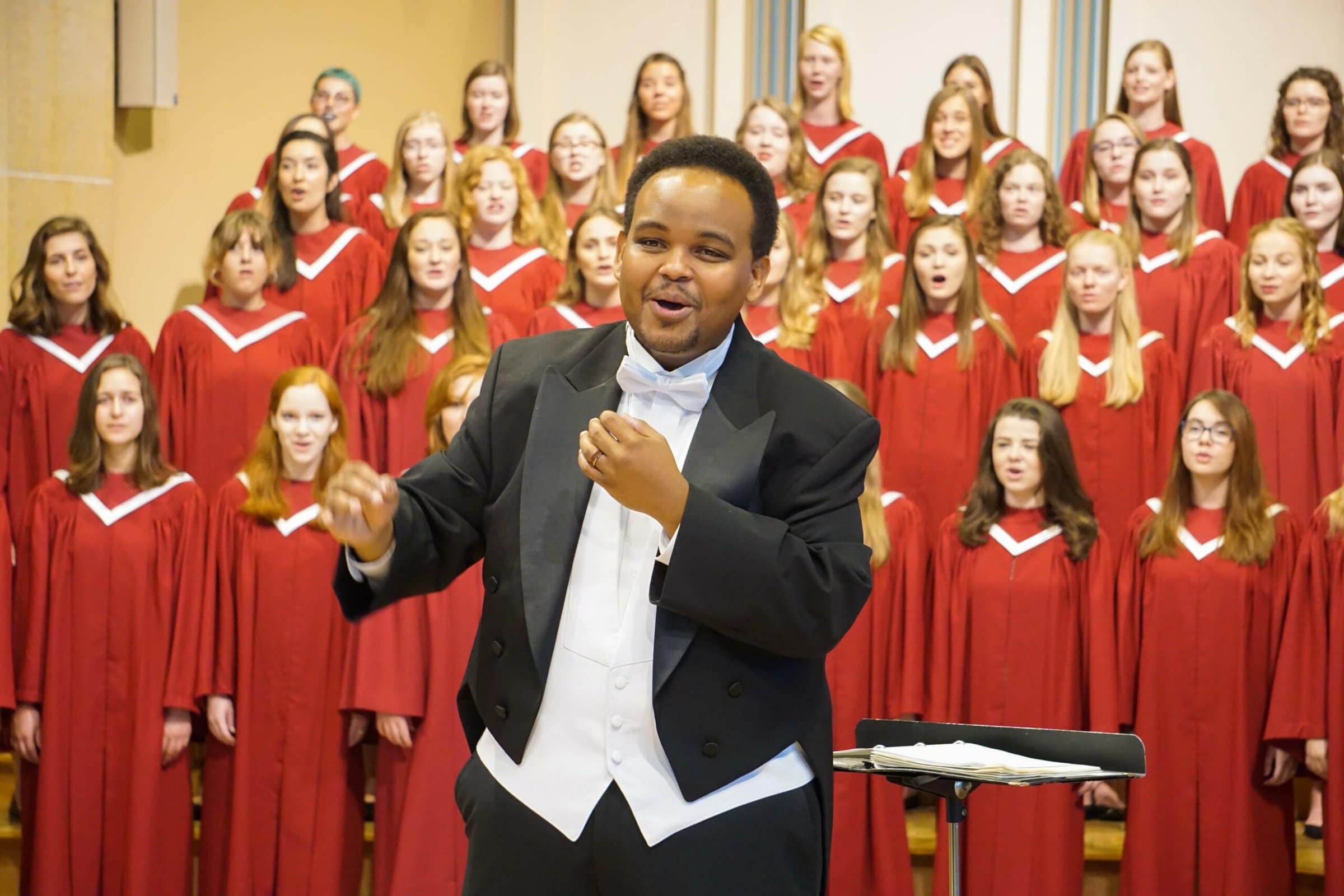 Tesfa Wondemagegnehu and choir