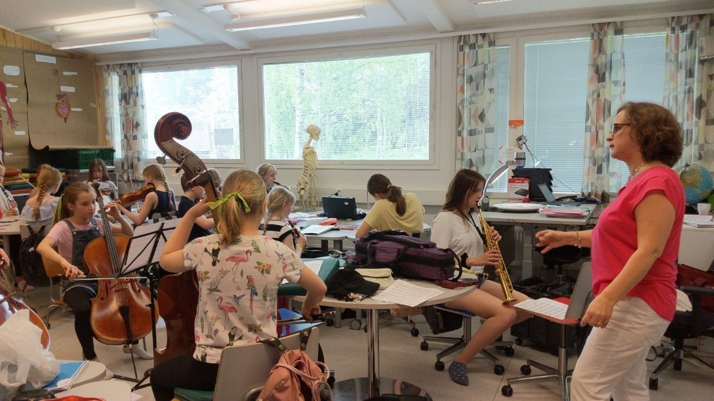 Dr Taina Huttunen with orchestra class