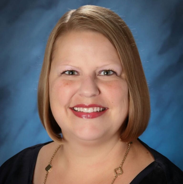 Steph Benischek Headshot